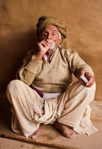 Old_man_smoking