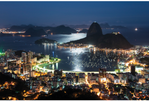 夜幕笼罩下的里约热内卢。中国投资者在收购巴西企业时，要留意收购目标是否正身陷仲裁纠纷中。