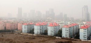 上海市郊的一处小镇上空烟雾弥漫。新政策瞄准重污染行业。