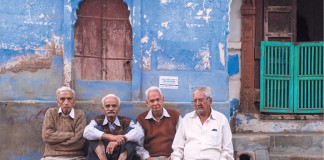 Elderly_men_sit_on_a_bench_in_Jodhpur