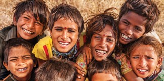 Smiling_children_India