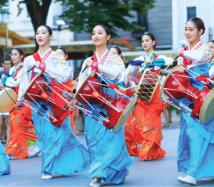 Seoul_South_Korea_women_traditional_drumming