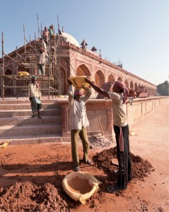 Indian_workers_at_Humayun's_Tomb-CMYK