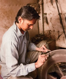Indian_workman_with_scissors