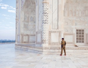 Security_guard_at_Taj_Mahal
