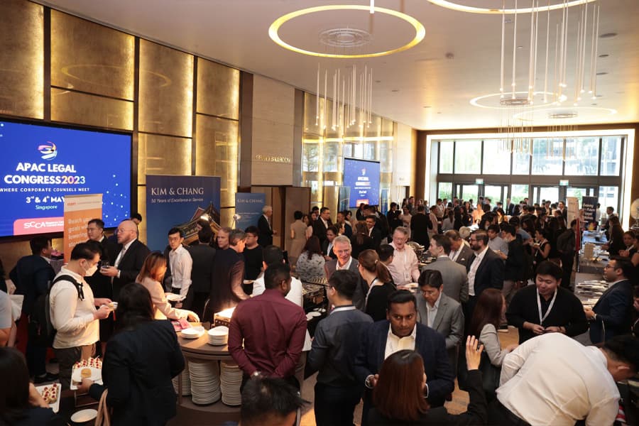 APAC Legal Congress 2024 attendees socialise during a lunch break and networking session. (1)