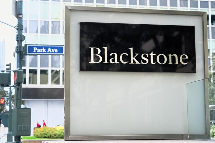 Blackstoneの17億米ドルでの日本の電子コミック買収を3事務所が支援